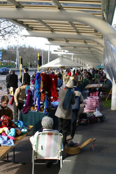 Les gens se rassemblent sur le marché — Photo