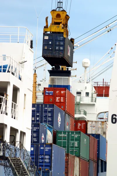 Buques de carga en el puerto — Foto de Stock