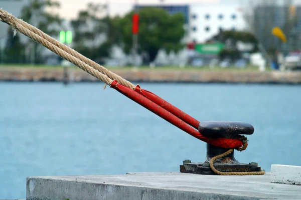 Lastfartyg på harbor — Stockfoto