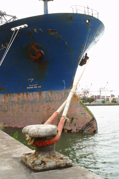 Lastfartyg på harbor — Stockfoto