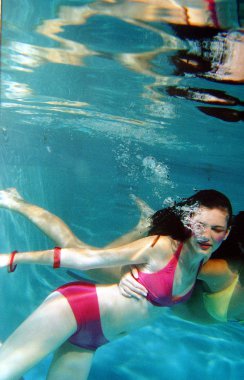 genç kadının sualtı Yüzme