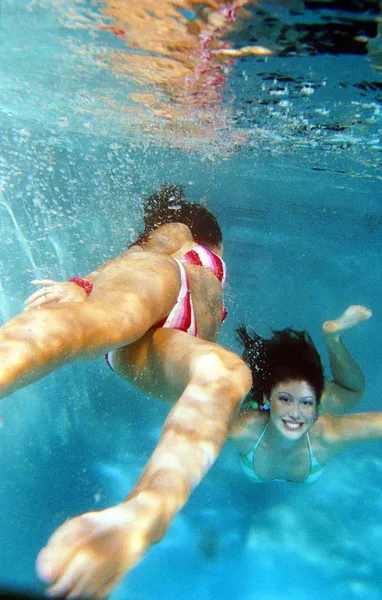 Mladých ženách, plavání pod vodou — Stock fotografie