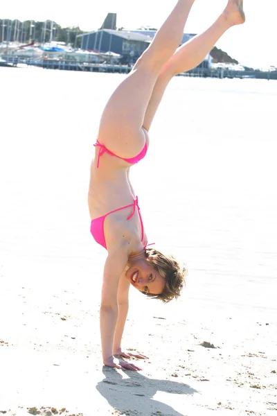 Femme faisant un handstand — Photo