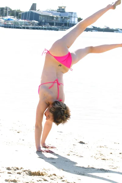 Frau macht Handstand — Stockfoto