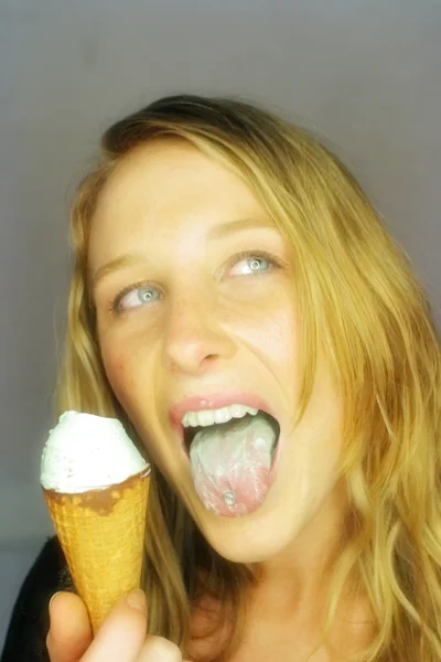 Mädchen mit Eis — Stockfoto