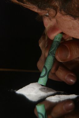 Kişi kokain burundan enfiye şeklinde çekmek