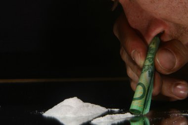 Kişi kokain burundan enfiye şeklinde çekmek