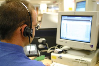 bilgisayarda çalışan adam