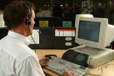 bilgisayarda çalışan adam