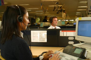 bilgisayar ile çalışan kadın