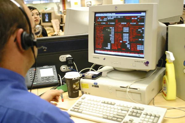 Mann arbeitet mit Computer — Stockfoto