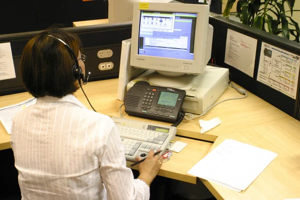 Frau arbeitet mit Computer — Stockfoto