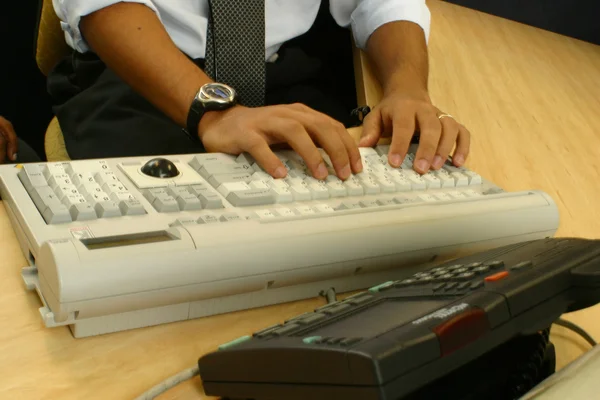 Mann arbeitet mit Computer — Stockfoto