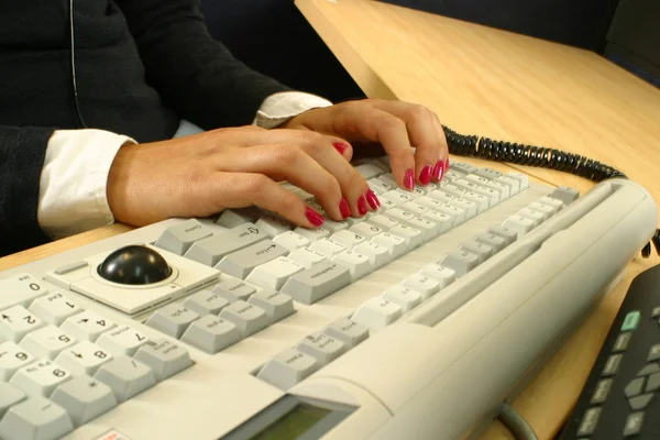 Vrouw die met een computer werkt — Stockfoto