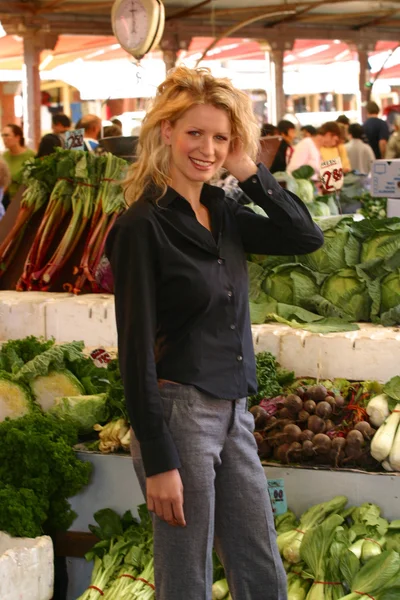 Jovem mulher comprando legumes — Fotografia de Stock