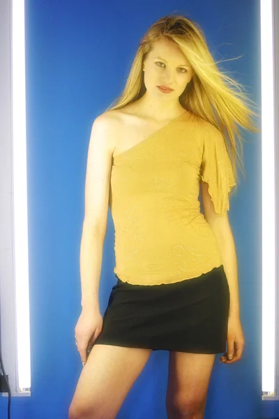 Ung blond kvinna — Stockfoto