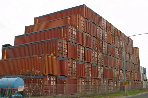 Contentores de carga empilhados — Fotografia de Stock