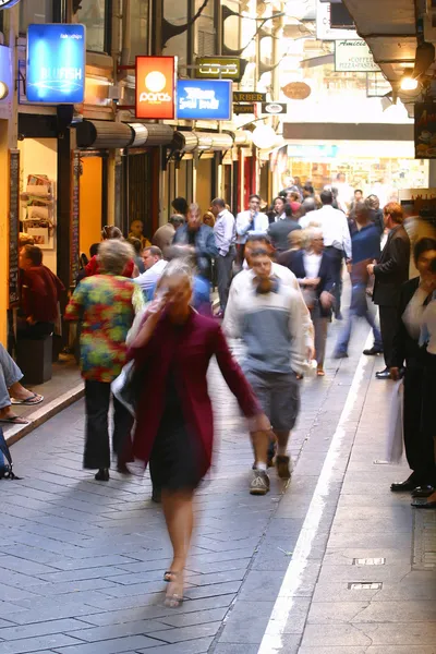 Foule dans une ville — Photo