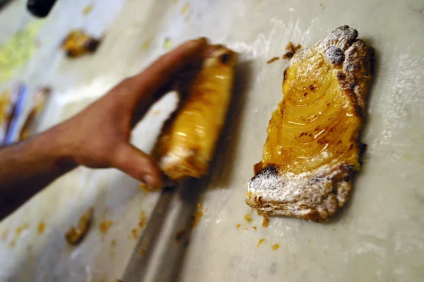 Bäcker backen Gebäck — Stockfoto