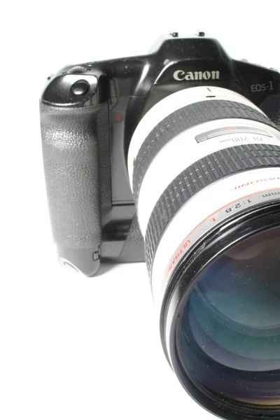 Большой объектив на 35 мм камере — стоковое фото