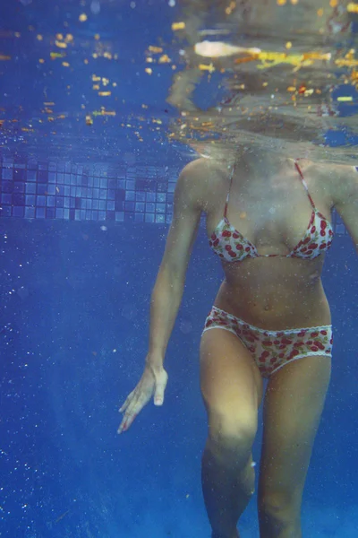 Mujer joven nadando bajo el agua — Foto de Stock