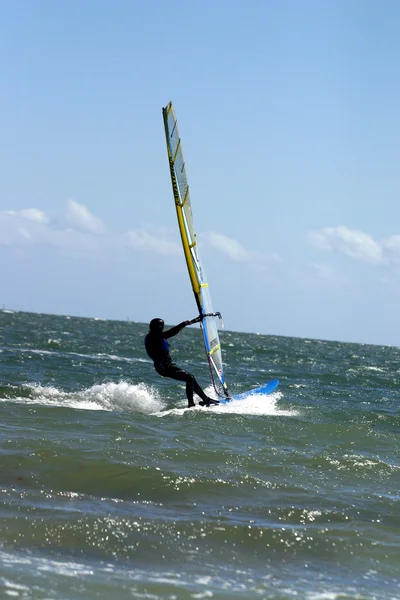 Vista do jovem windsurfista — Fotografia de Stock