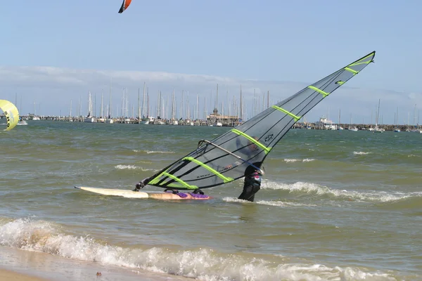 Weergave van jonge windsurfer — Stockfoto