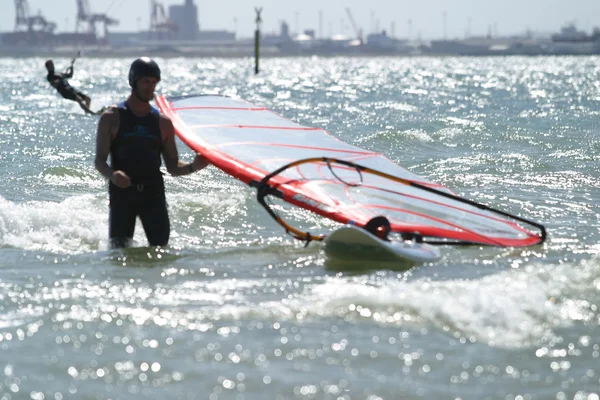 Veduta del giovane windsurfer — Foto Stock