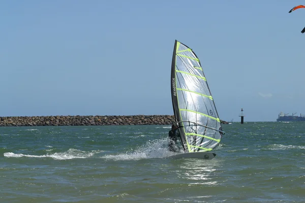 Veduta del giovane windsurfer — Foto Stock