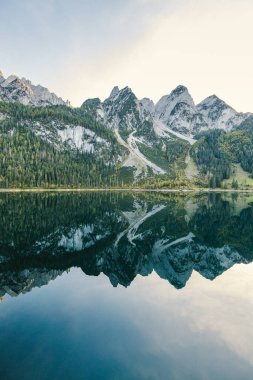Dachstein dağlarının zirvesinde, sonbaharda Gosausee Dağı Gölü, Salzkammergut Bölgesi, Yukarı Avusturya 'da kristal berraklığında yansıyan güzel bir sonbahar manzarası..