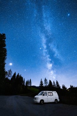 Avusturalya Alplerindeki kervanın üstündeki samanyolu.