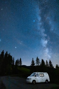 Avusturalya Alplerindeki kervanın üstündeki samanyolu.