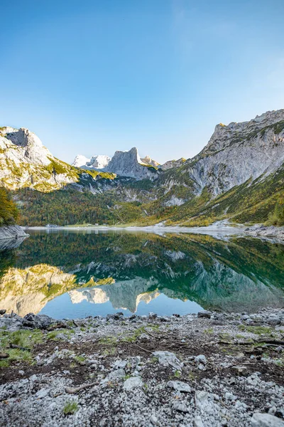 Gyönyörű kilátás idilli színes őszi táj Dachstein hegycsúcs tükröződik kristálytiszta Gosausee hegyi tó ősszel, Salzkammergut régió, Felső-Ausztria. — Stock Fotó