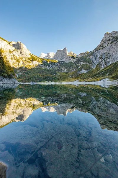 秋天，在上奥地利Salzkammergut地区，Dachstein山顶映衬着晶莹清澈的Gosausee山湖，美丽的田园诗般的五彩缤纷的秋景. — 图库照片