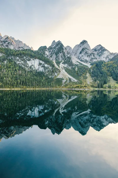 Gyönyörű kilátás idilli színes őszi táj Dachstein hegycsúcs tükröződik kristálytiszta Gosausee hegyi tó ősszel, Salzkammergut régió, Felső-Ausztria. — Stock Fotó