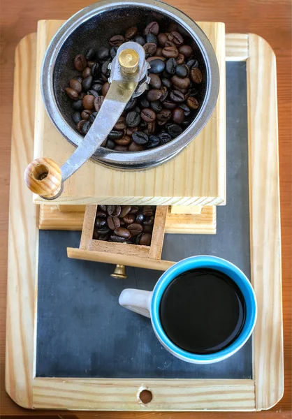 Tasse Kaffee, gebrüht mit Bohnen und Kaffeemühle — Stockfoto