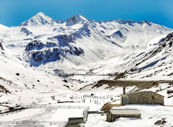 Montañas nevadas Fotos de stock libres de derechos