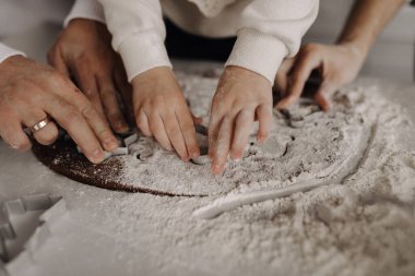 Küçük bir kızla aile bayram için zencefilli ekmek hazırlıyor.