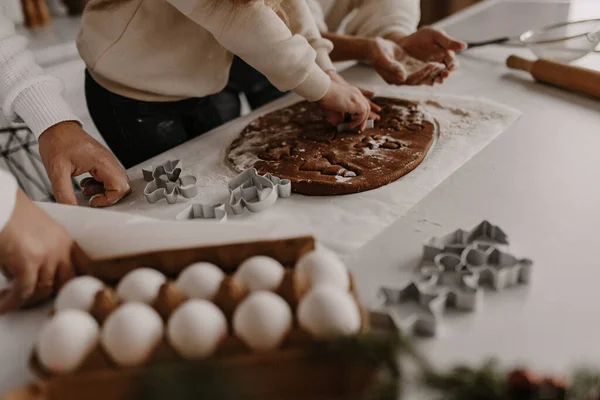 Familj Med Liten Flicka Förbereder Pepparkakor För Semestern Stockfoto