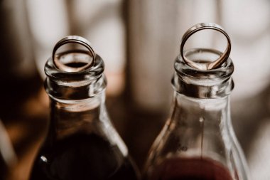 Alyanslar şişelerin boynunda.