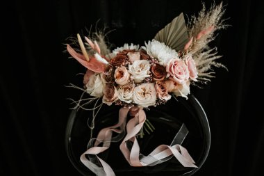 Ranunculus ve güllerden oluşan düğün buketi