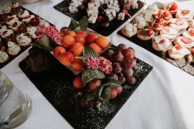 Şeftali ve üzüm büfesi.