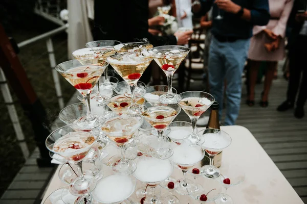 Slide Champagneglas Bröllopsbartender Show Stockfoto
