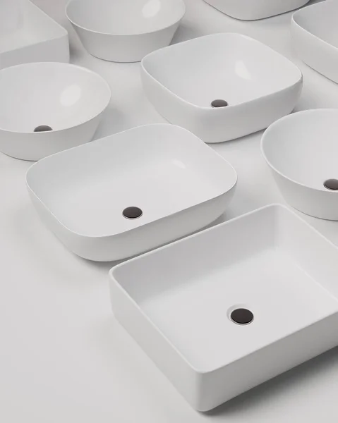 Yuvarlak beyaz lavaboların 3 boyutlu görüntüsü. Düz yatıyordu.