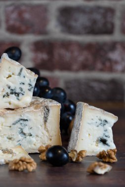 Üzüm ve fındıklı Gorgonzola küflü peyniri. El yapımı..