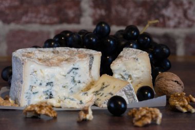 Üzüm ve fındıklı Gorgonzola küflü peyniri. El yapımı..