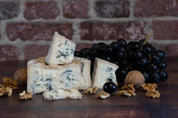 Üzüm ve fındıklı Gorgonzola küflü peyniri. El yapımı..