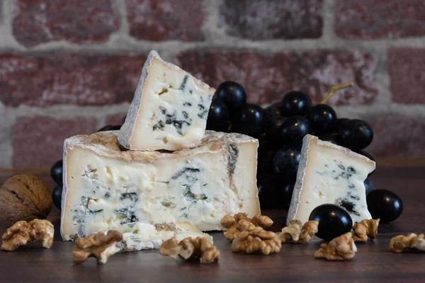 Gorgonzola Blauschimmelkäse Mit Trauben Und Nüssen Handgefertigt — Stockfoto