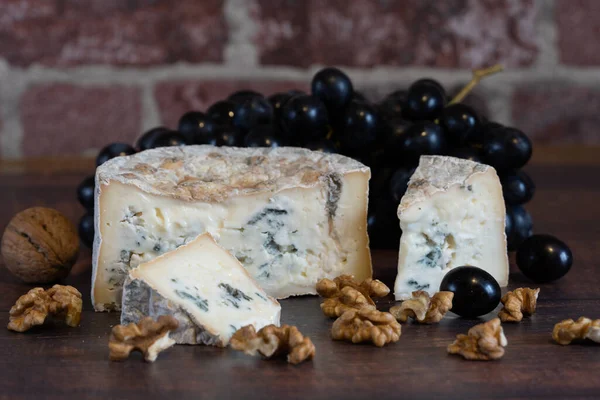 Üzüm ve fındıklı Gorgonzola küflü peyniri. El yapımı..