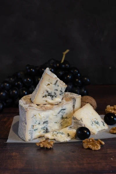 Üzüm ve fındıklı Gorgonzola küflü peyniri. El yapımı..